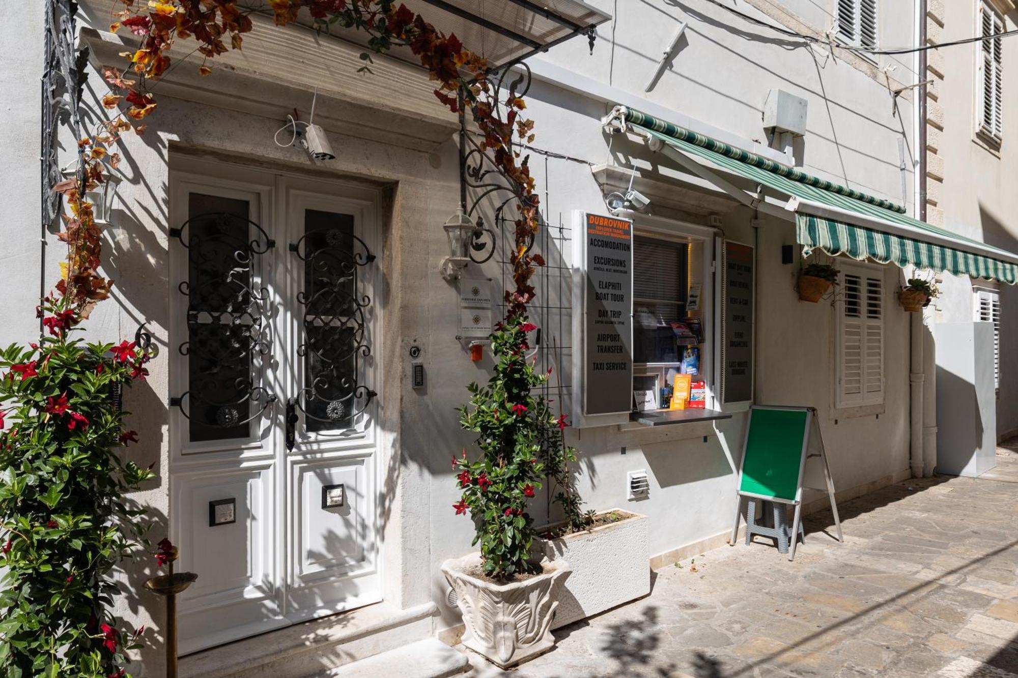 Apartment Seistanca Lux -old Entrance *