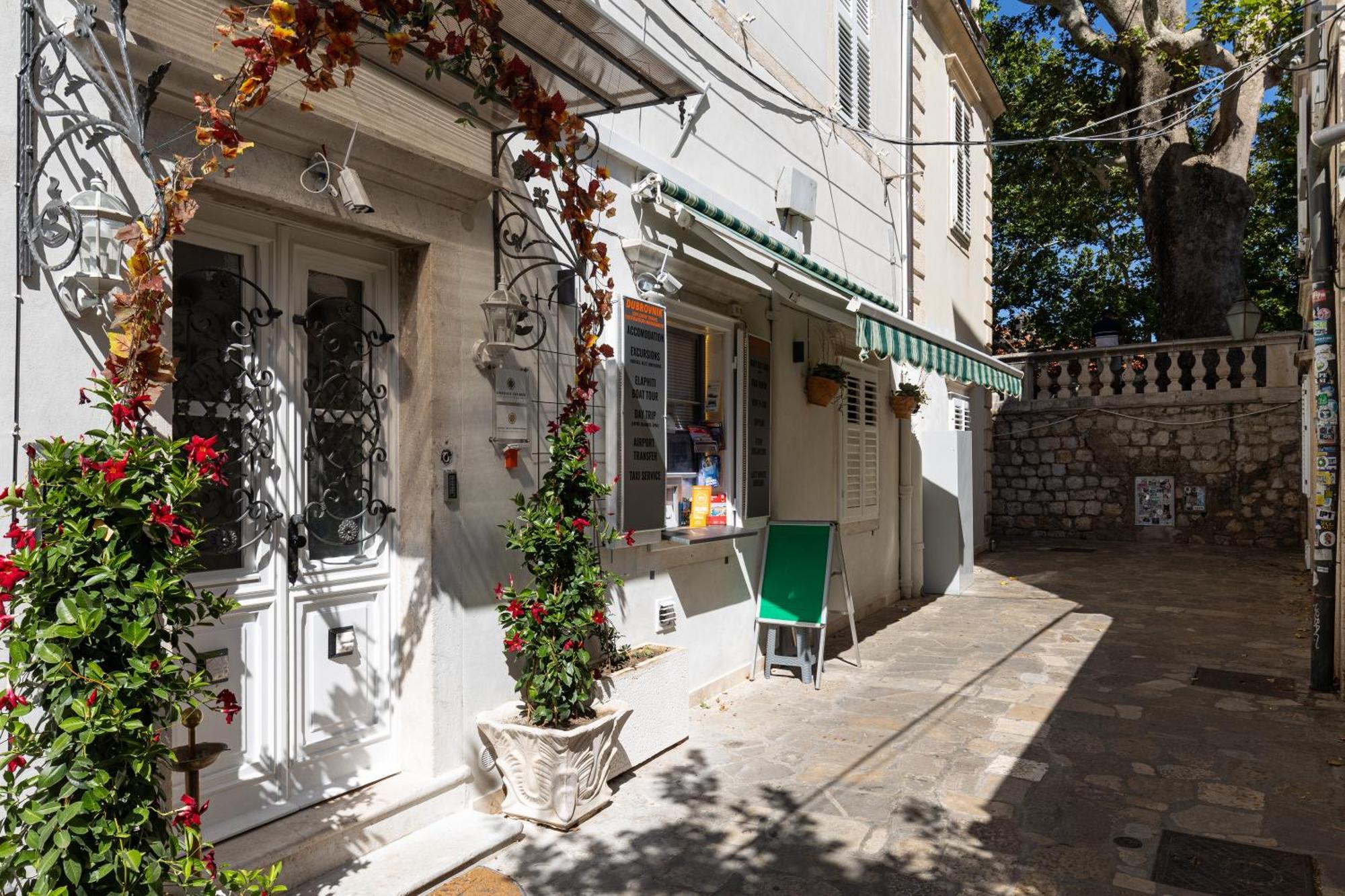 Seistanca Lux -old Entrance